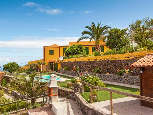 uma casa com uma piscina e uma cerca em Holiday Home Camino La Candelaria-1 by Interhome em La Orotava