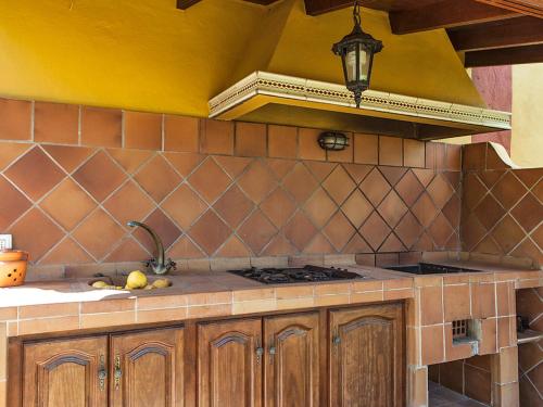 cocina con fregadero y fogones en Holiday Home Camino La Candelaria-1 by Interhome, en La Orotava