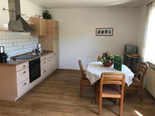Η κουζίνα ή μικρή κουζίνα στο Ferienwohnung Scherr