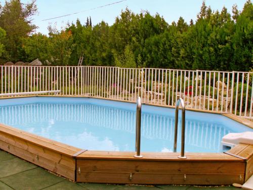 Caumont-sur-Durance的住宿－迪朗瑟河畔科蒙海德爾公寓，一个带木栅栏的大型游泳池