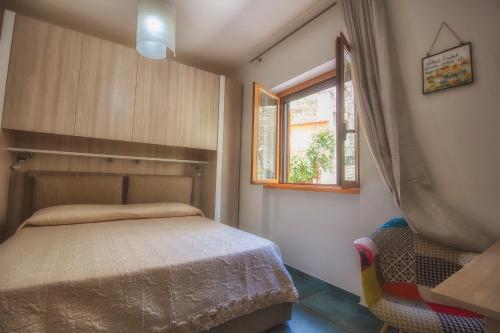 una camera da letto con un letto e una finestra di B&B Carol a Cetara