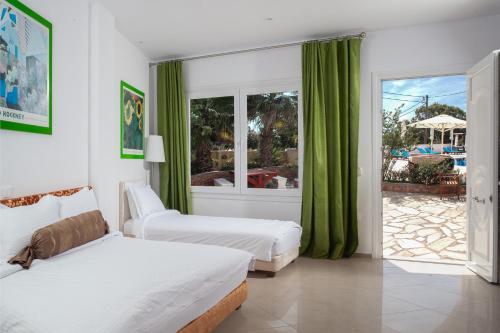 梅薩雷亞的住宿－Arlene Boutique，酒店客房设有两张床和庭院。