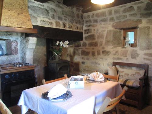 une salle à manger avec une table et un chiffon de table blanc dans l'établissement Holiday Home Le Pigeonnier by Interhome, à La Valade