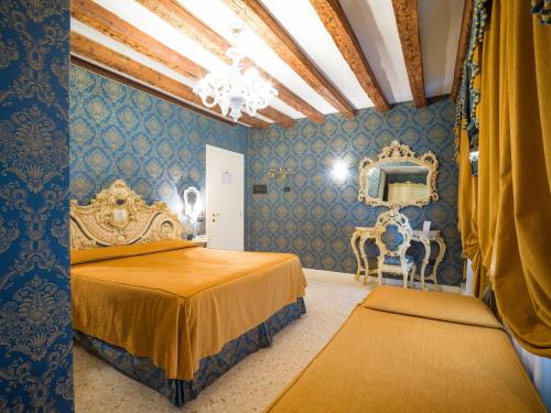 ヴェネツィアにあるディモーラ マルキアーナのベッドルーム(ベッド1台、鏡付)