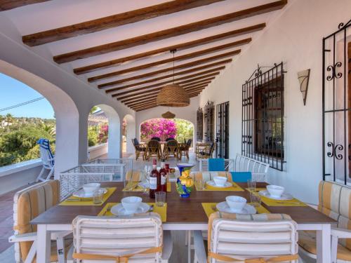 Balcon del MarにあるHoliday Home Cala Vista by Interhomeのダイニングルーム(テーブル、椅子付)