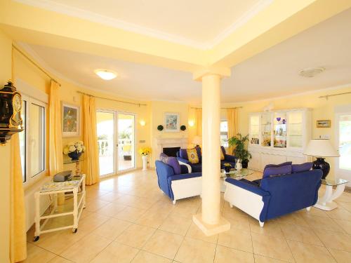 Χώρος καθιστικού στο Villa Bombilla by Interhome