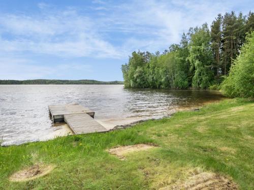 un muelle de madera en medio de un lago en Holiday Home Juusola by Interhome, en Kilvakkala