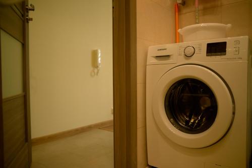 a washer and dryer in a small room at Studio Park Saski 1 & 2 in Sandomierz
