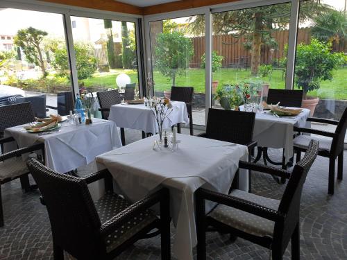 Un restaurante o sitio para comer en Hotel Jasmin