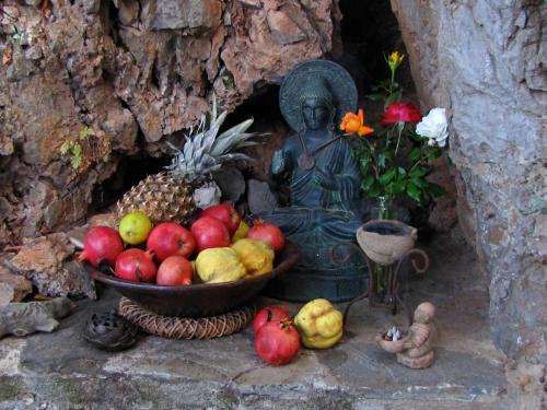 a statue of a woman with a bowl of fruit at Strongilos Homestay in Velanidia