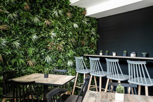 En restaurant eller et andet spisested på 31 Doors Hotel