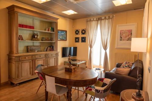 A television and/or entertainment centre at le case della baia di Napoli