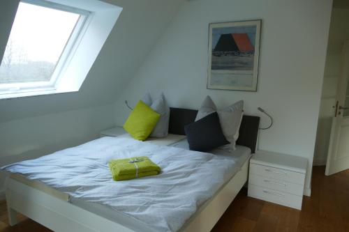 a bedroom with a bed with a yellow bag on it at Ferienwohnung am Wulfkamp in Velen