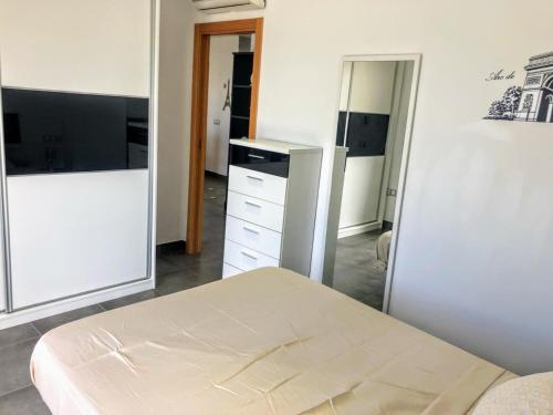 Habitación con cama y nevera. en APARTAMENTO JMHR 5, en Benajarafe