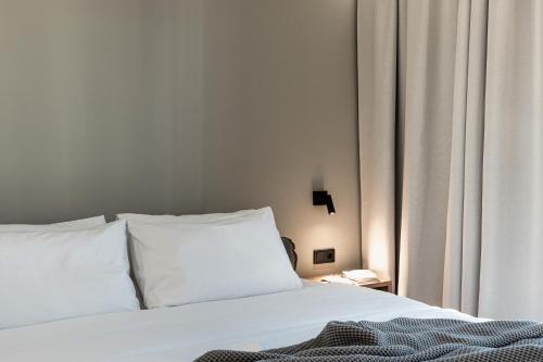 En eller flere senge i et værelse på 31 Doors Hotel