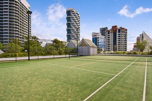 Tennis und/oder Squash in der Unterkunft ULTIQA Air On Broadbeach oder in der Nähe