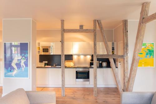 una cocina con una escalera en el medio de una habitación en OSTKÜSTE - Villa Albatros Design Apartments, en Ahlbeck