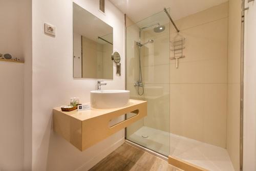 a bathroom with a sink and a shower at Atlantic Holiday Hotel in Callao Salvaje