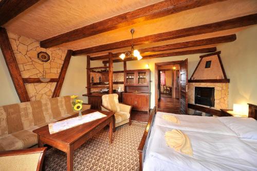 維爾奇斯拉夫科夫的住宿－鄉村公寓，一间卧室设有一张床和一间客厅。