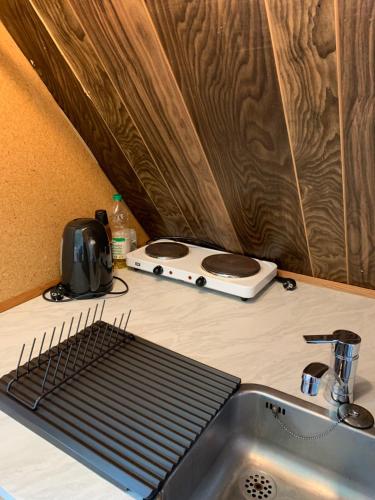 a toaster sitting on a counter next to a sink at Selvbetjent lejlighed i centrum ved åen in Ribe