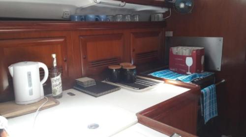 Η κουζίνα ή μικρή κουζίνα στο LUXURY YACHT STAY "White Dove" sleeps 6