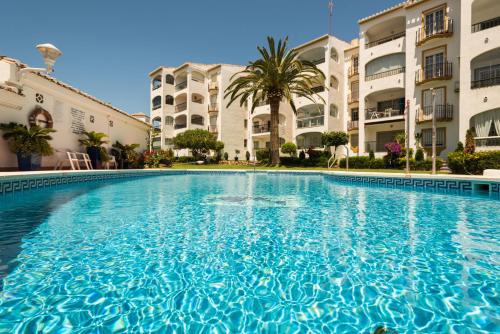 duży basen przed niektórymi budynkami w obiekcie Erisa II w mieście Torremolinos