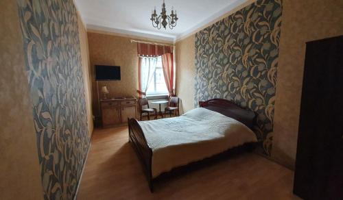 um quarto com uma cama, uma secretária e uma cadeira em Pokoje do wynajęcia Piastowska em Międzyrzecz
