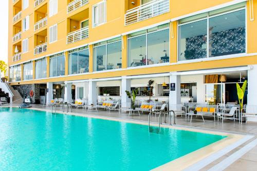 un hotel con piscina di fronte a un edificio di Atlantic Holiday Hotel a Callao Salvaje