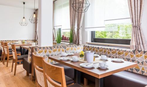 a dining room with a table and chairs at Hotel Schwan in Pottenstein