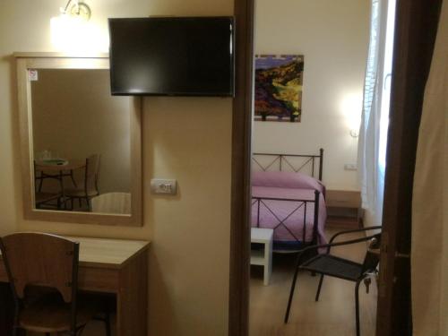 a room with a room with a table and a mirror at The Magic Mountain in Tsapournia