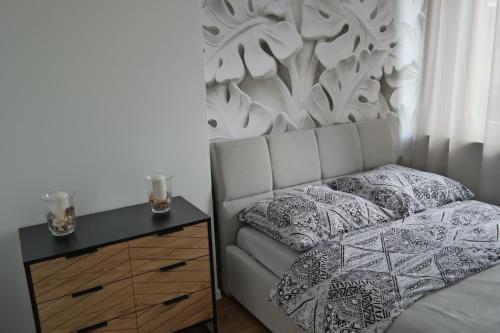 سرير أو أسرّة في غرفة في Apartament Grochowa