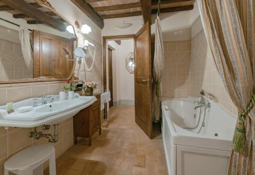 ein Badezimmer mit einer Badewanne, einem Waschbecken und einer Badewanne in der Unterkunft Villa De' Michelangioli in Castroncello