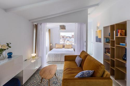 LUXURY PENTHOUSE, SEA VIEWS, 50m FROM THE BEACH!