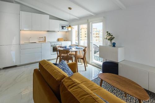 LUXURY PENTHOUSE, SEA VIEWS, 50m FROM THE BEACH!