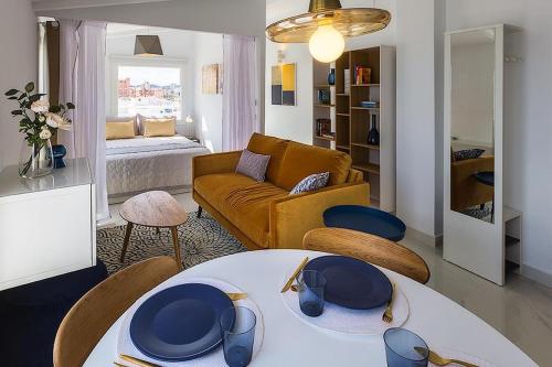 LUXURY PENTHOUSE, SEA VIEWS, 50m FROM THE BEACH!