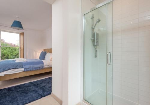 Кровать или кровати в номере The Lochside House Residence