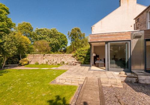 Сад в The Lochside House Residence