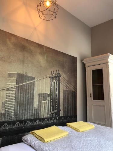 a bedroom with a mural of the brooklyn bridge at Tulipán Villa Panzió in Szolnok