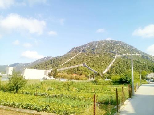 Pemandangan gunung umum atau pemandangan gunung yang diambil dari apartmen