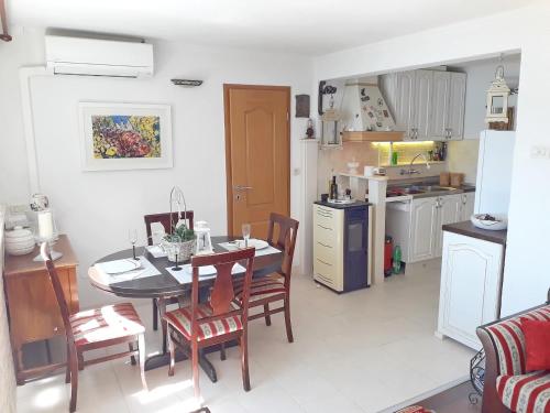 - une cuisine et une salle à manger avec une table et des chaises dans l'établissement Apartment Rita, à Ston