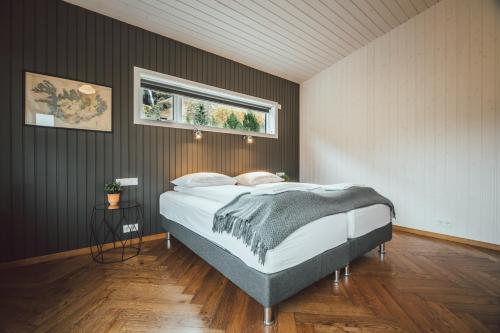 um quarto com uma cama grande e uma janela em Ekra Glacier Lagoon em Gerdi