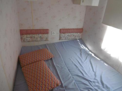 Cette petite chambre comprend un lit. dans l'établissement nature et repos, à Sanghen