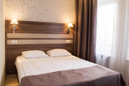 سرير أو أسرّة في غرفة في Amsterdam Hotel
