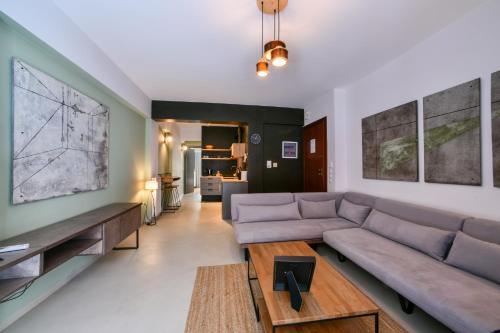 salon z kanapą i stołem w obiekcie Soho Apartments by Olala Homes w Atenach