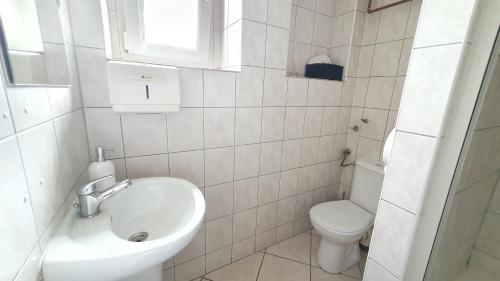 Ένα μπάνιο στο Pokoje do wynajęcia Piastowska