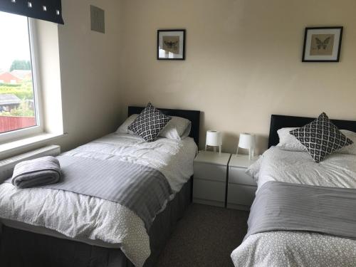 um quarto com 2 camas e uma janela em 8 Pickering Road em Telford