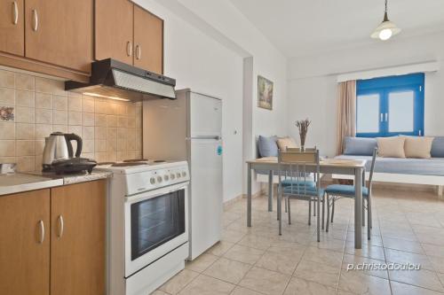 Кухня или мини-кухня в Aperanto Apartments
