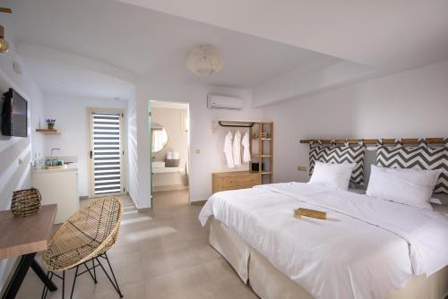 Кровать или кровати в номере Sarpidon Apartments