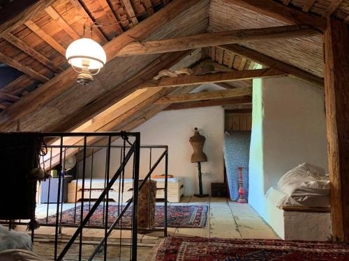 1 dormitorio con techo de madera y 1 cama en una habitación en Rozmaringos Udvarház, en Dunaföldvár