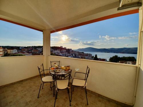Penthouse Duplex Apartment Anna - 4 bed 3 bath - Seaview - Free Parking - Beach and Restaurants 250m - Ciovo and Trogir - 15 minutes to Airport